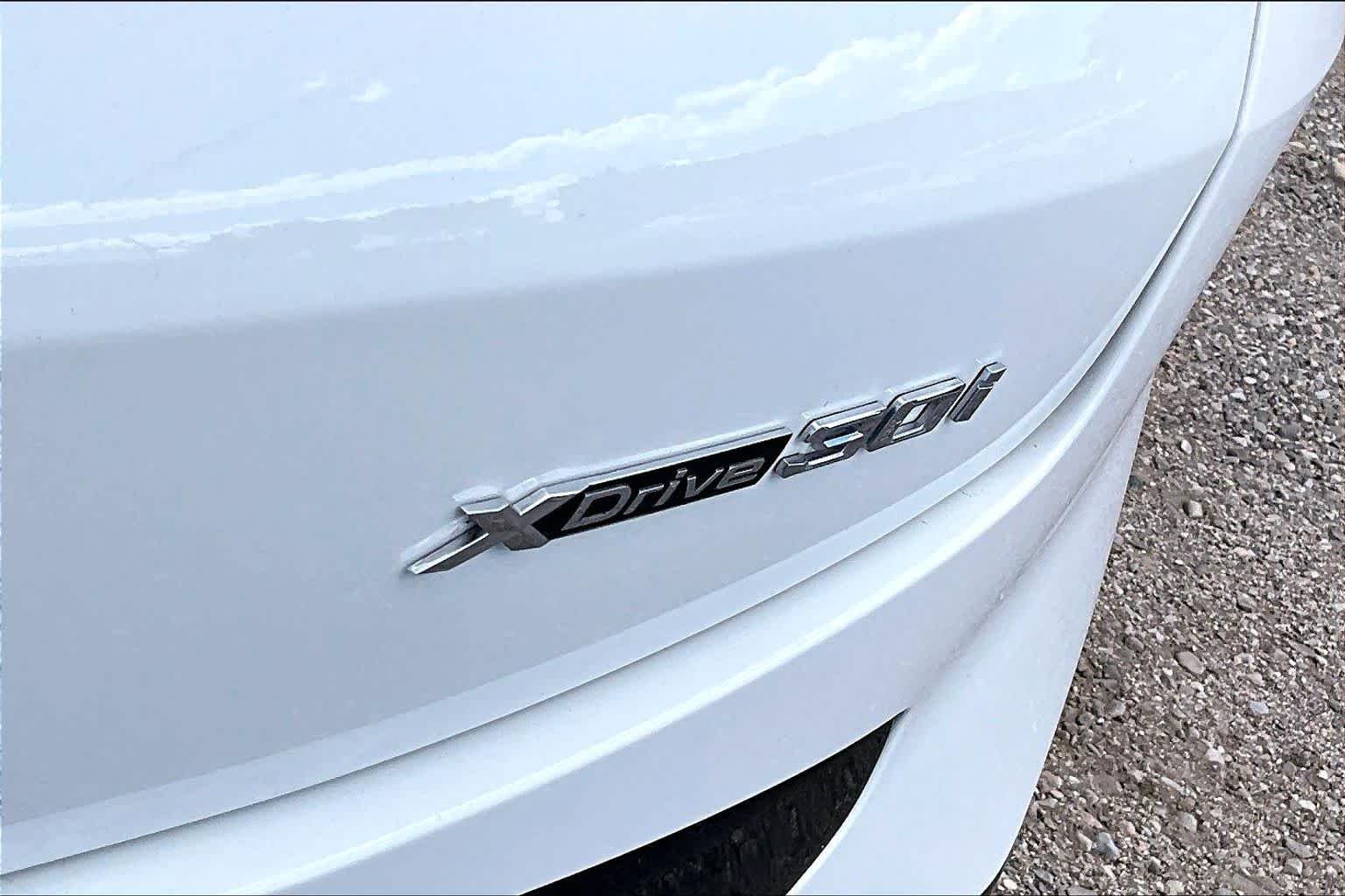 Used 2022 Alpine White BMW xDrive30i image 8