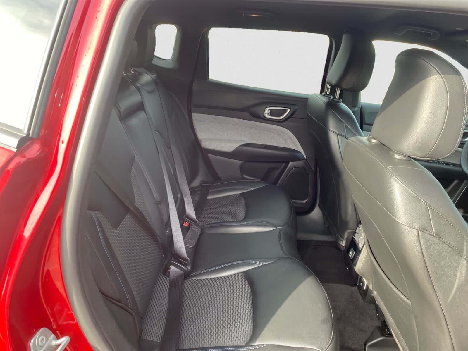 Used 2025 Red Hot Pearlcoat Jeep Latitude image 22