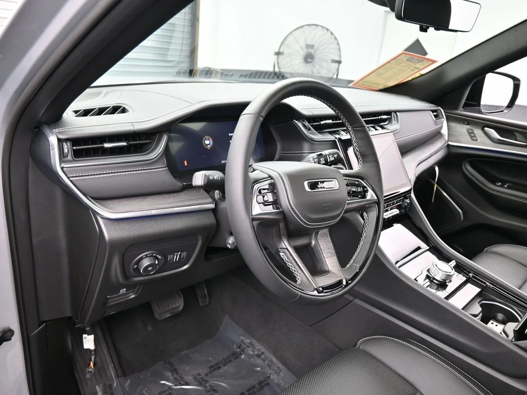 Used 2024 Silver Zynith Jeep Overland image 10