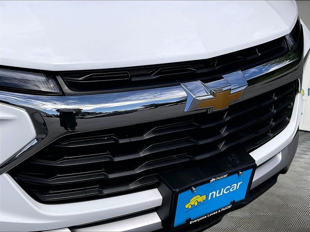 Used 2025 White Chevrolet LT image 28