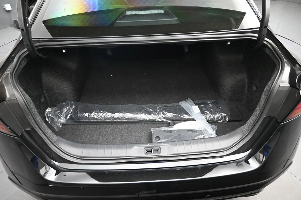 Used 2025 Black Nissan 2.5 SR image 15