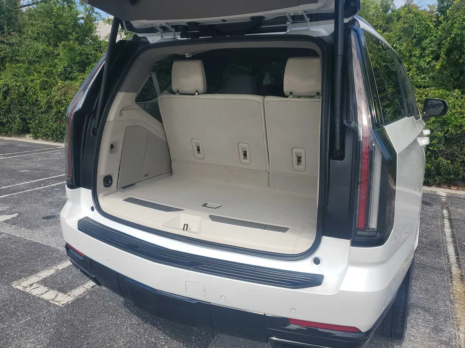 Used 2025 Crystal White Tricoat Cadillac Sport Platinum image 12