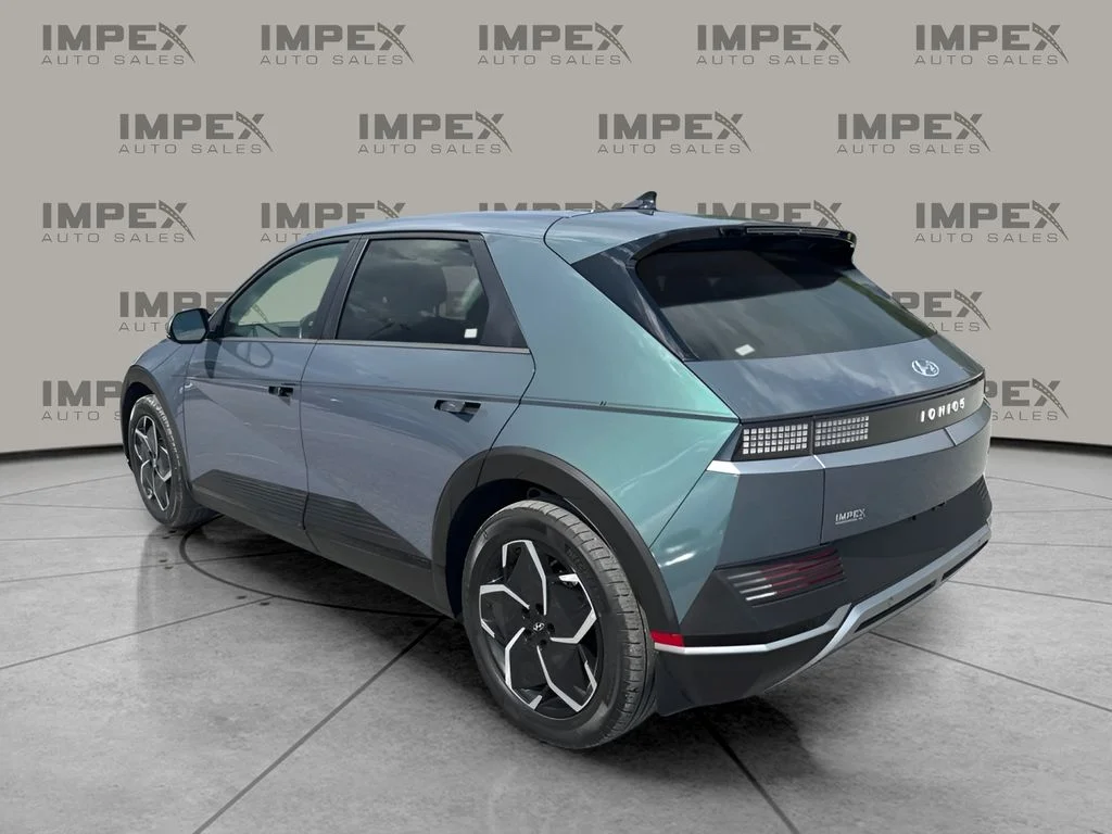 Used 2023 Green Hyundai SEL image 3