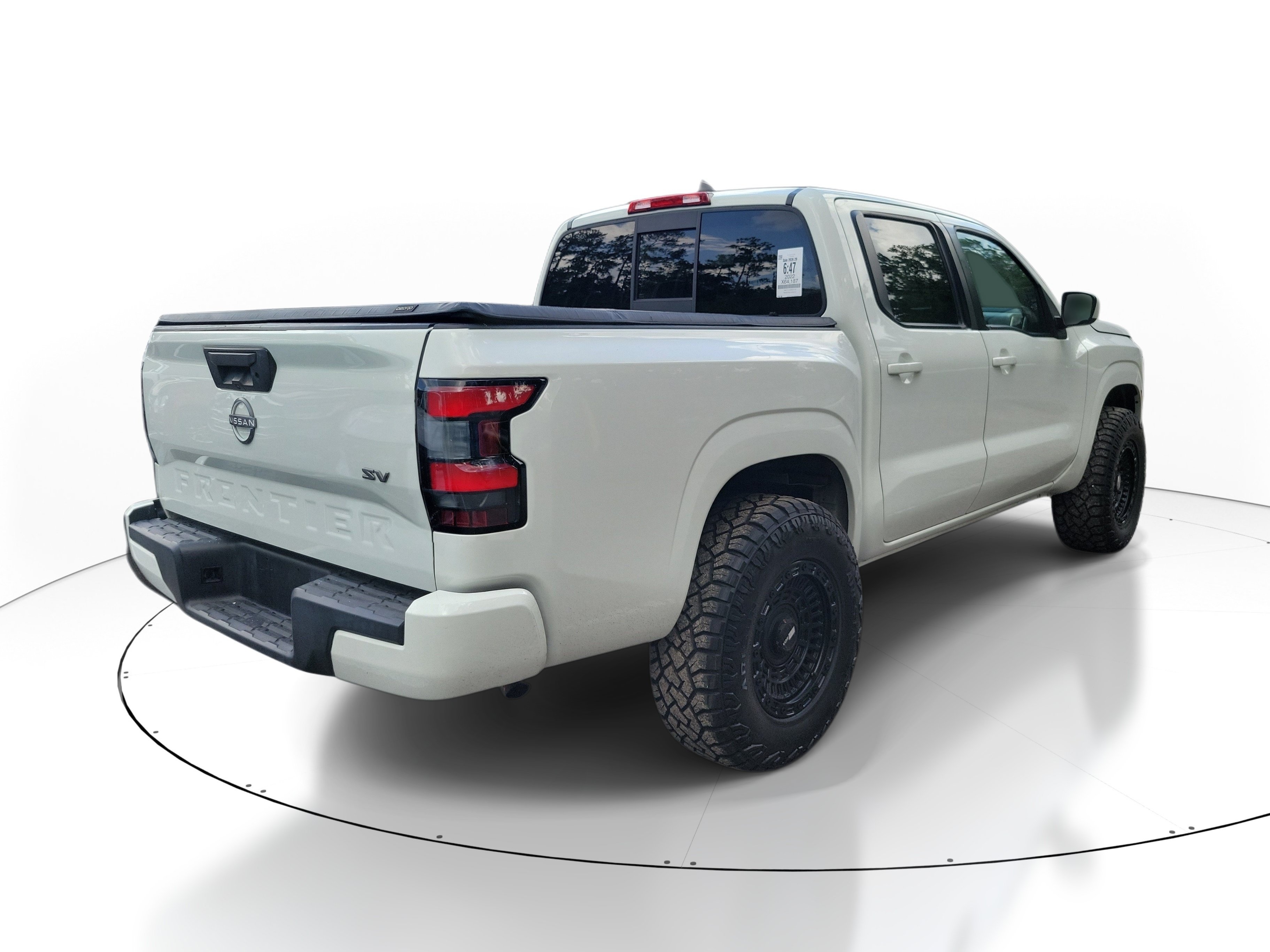 Used 2022 Glacier White Nissan SV image 4