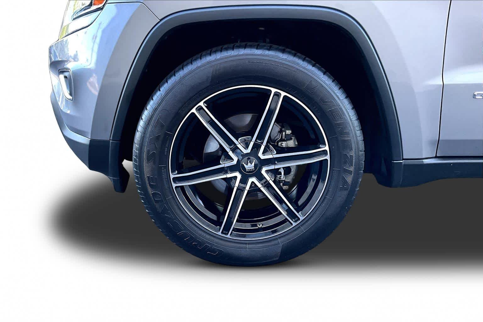 Used 2015 Billet Silver Metallic Clearcoat Jeep Laredo image 11