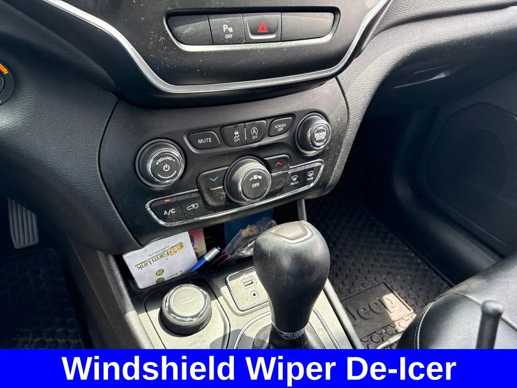 Used 2020 White Jeep Latitude Plus image 22