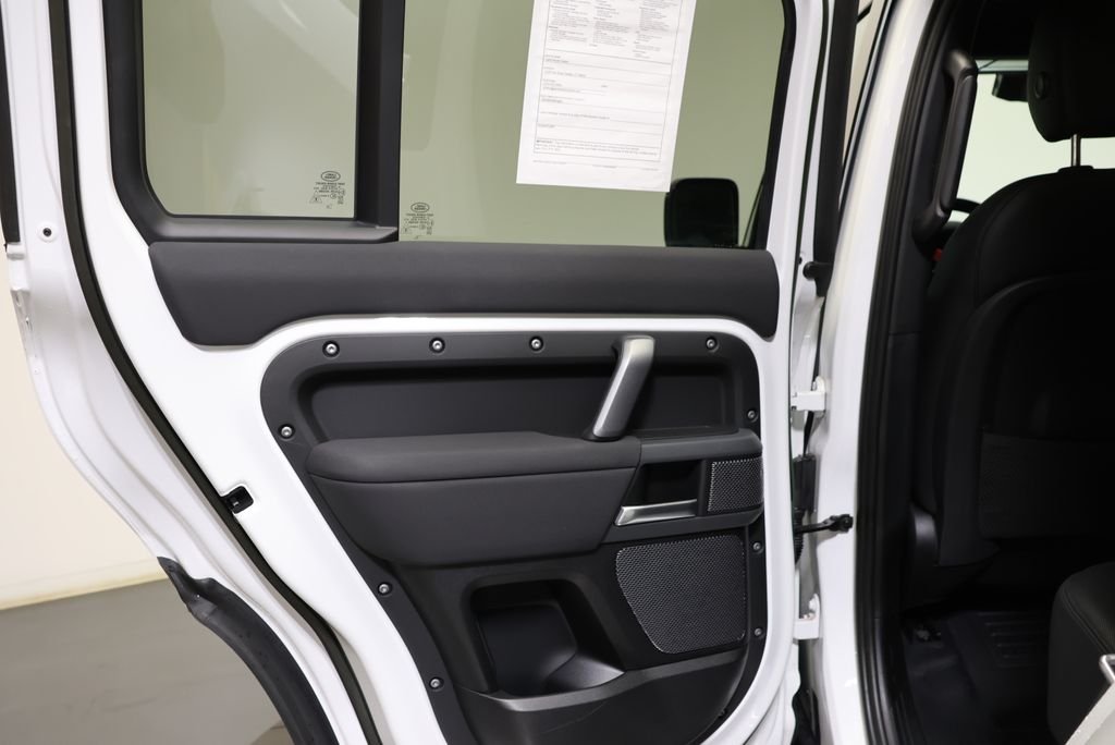 Used 2023 Fuji White Land Rover X-Dynamic SE image 31