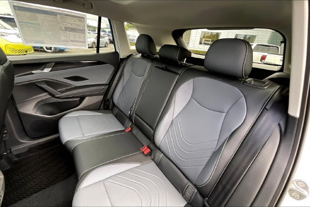 2025 Volkswagen Tiguan SE - Photo 12