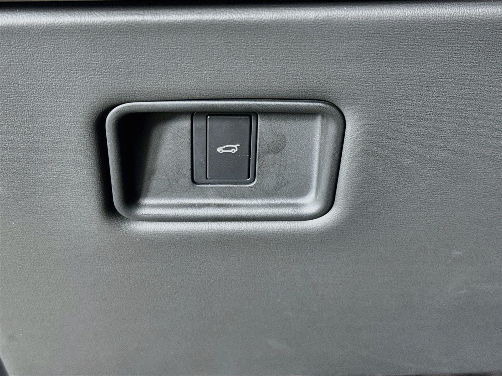 Used 2025 Santorini Black Metallic Land Rover SE image 10