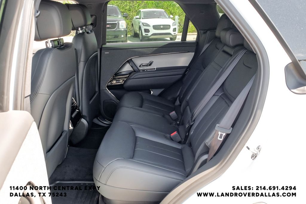 New 2026 Ostuni Pearl Wht Prem Met Land Rover Dynamic SE image 40