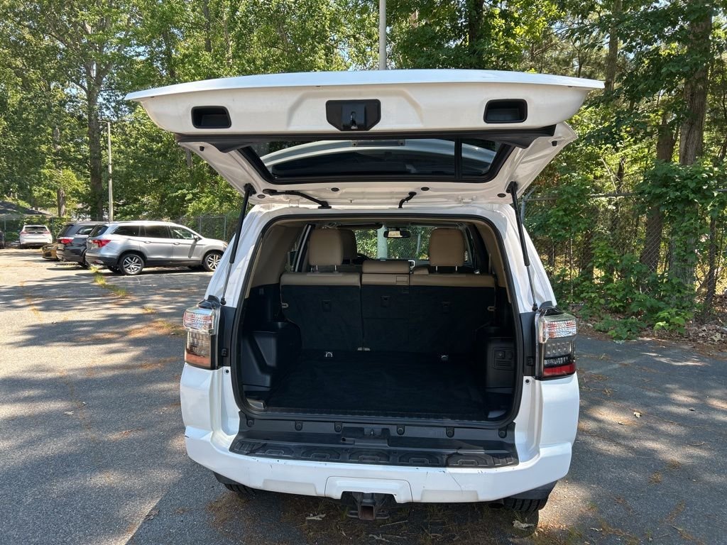 Used 2018 White Toyota SR5 Premium image 31