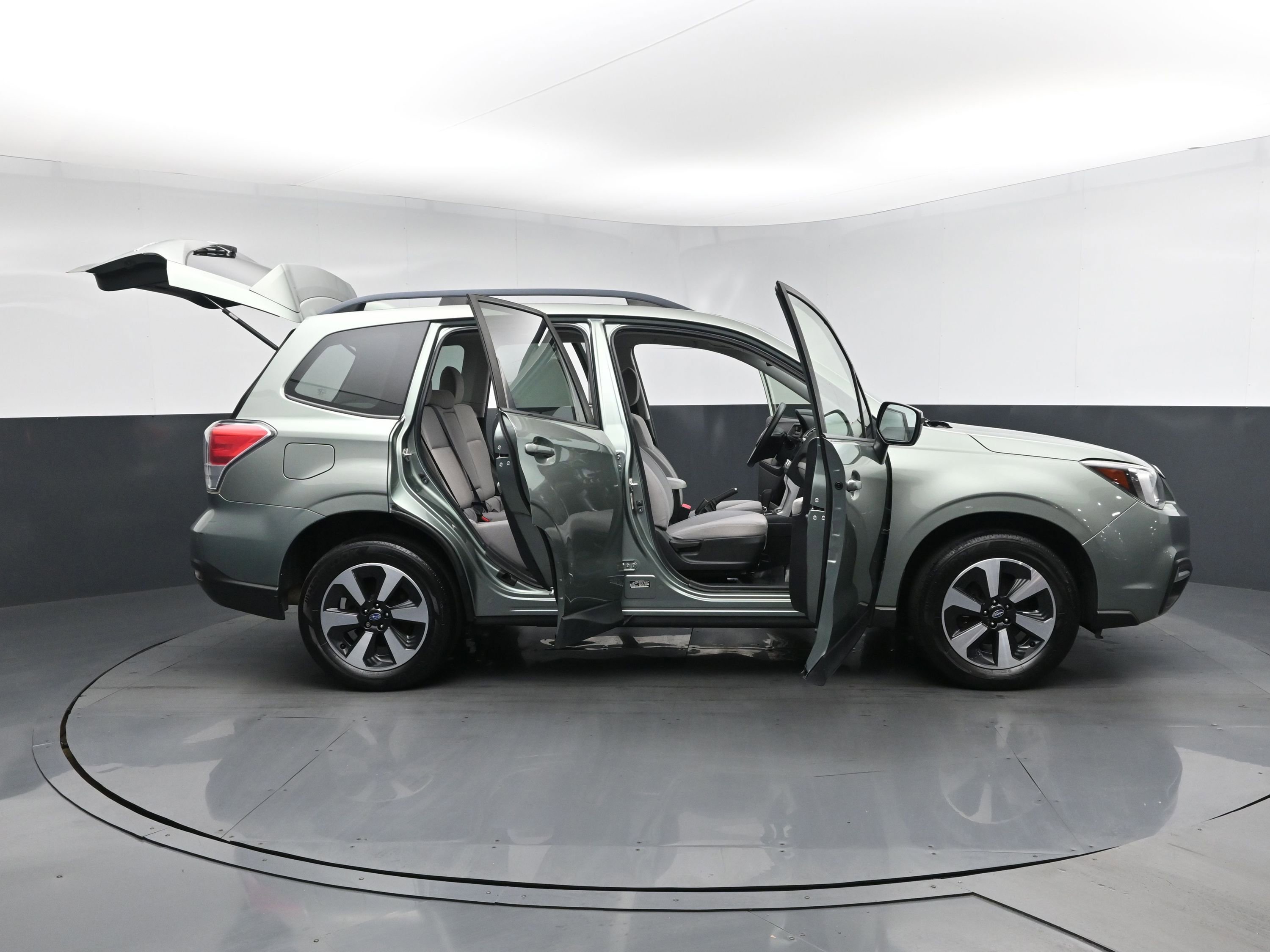 Used 2018 Jasmine Green Metallic Subaru Premium image 27