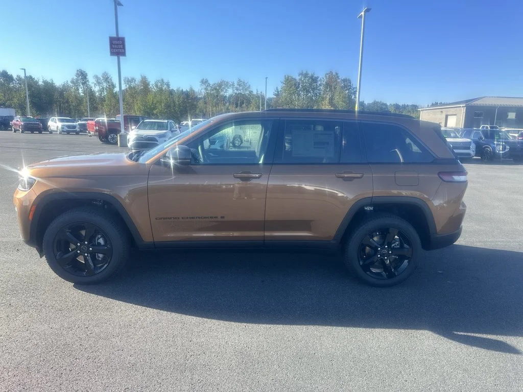 New 2027 Copper Shino Metallic Clearcoat Jeep Limited image 5