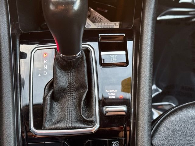 Used 2024 Silver Jeep Latitude image 18