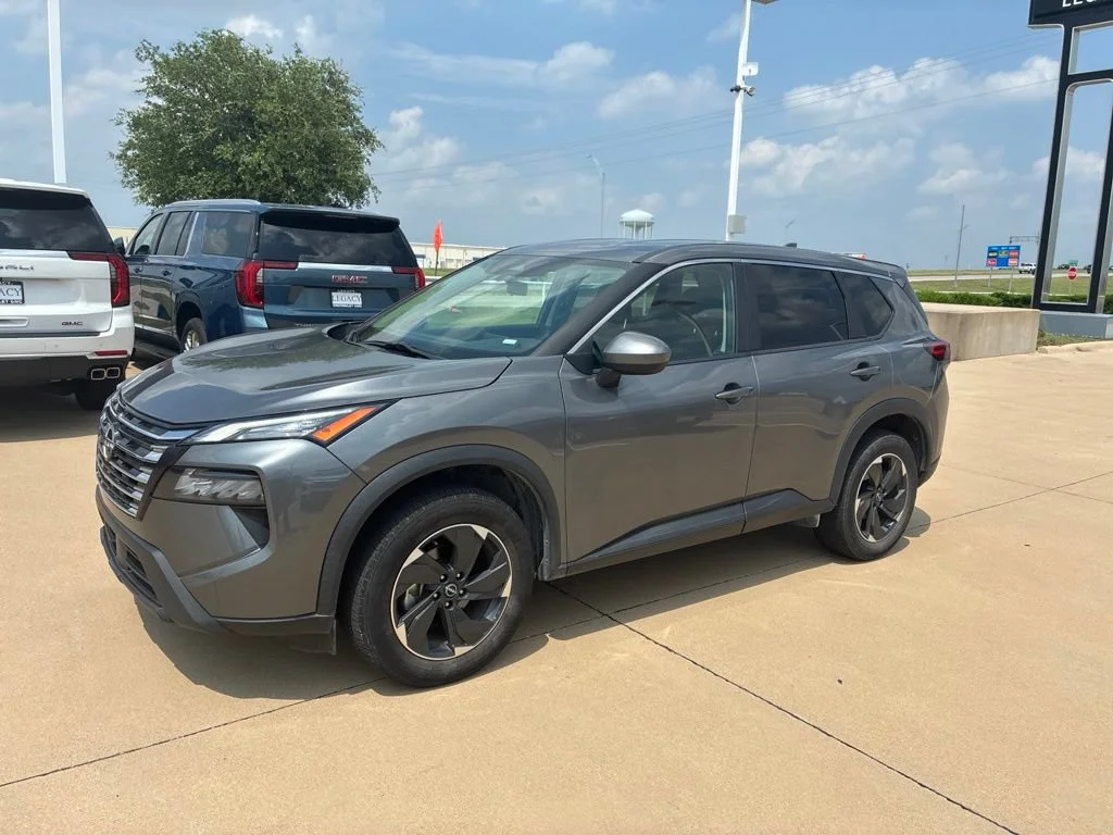 Used 2024  Nissan SV image 1
