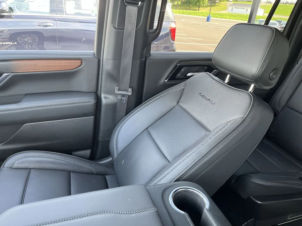 Used 2025 White GMC Denali image 25
