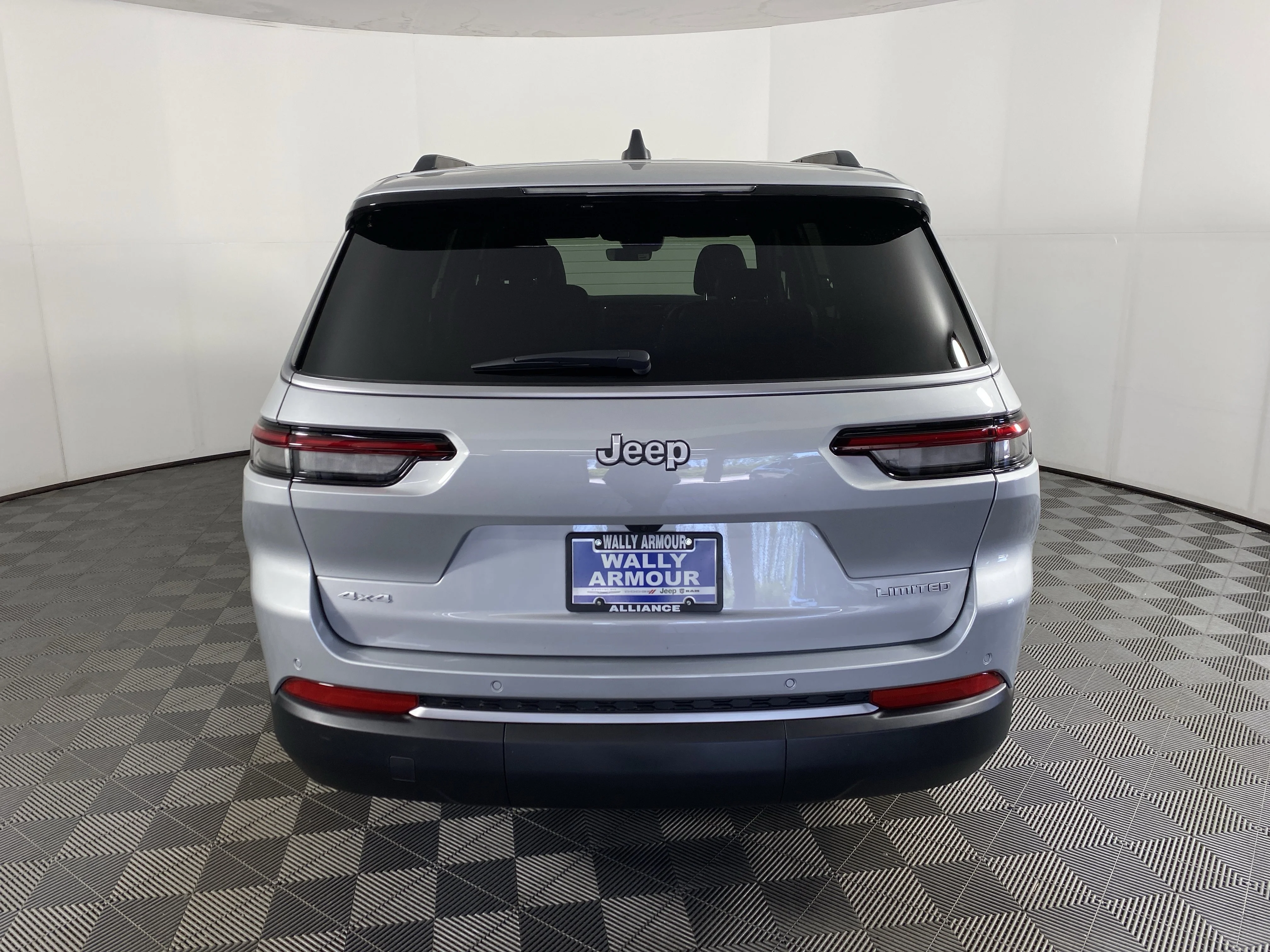 New 2026 Silver Zynith Exterior Paint Jeep Limited image 9