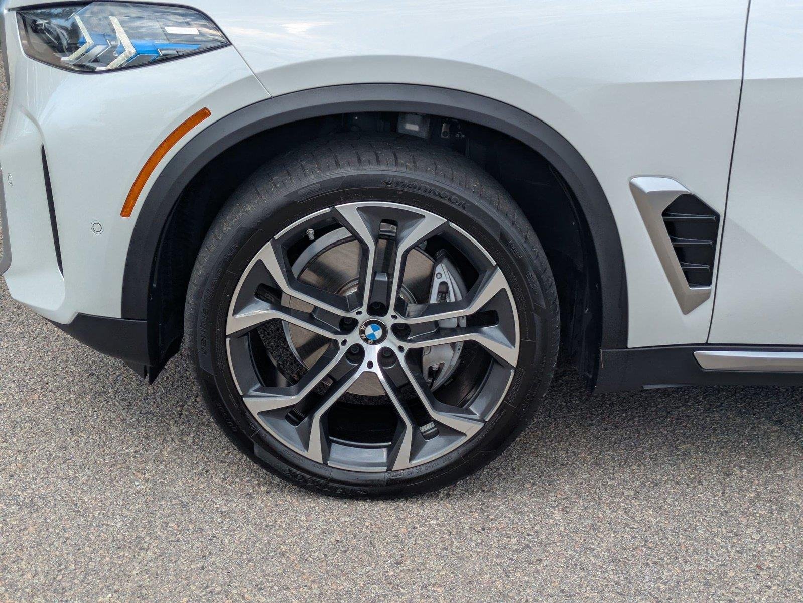 Used 2025 Mineral White Metallic BMW xDrive40i image 10