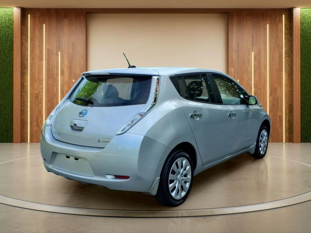 Used 2016 Silver Nissan S image 33