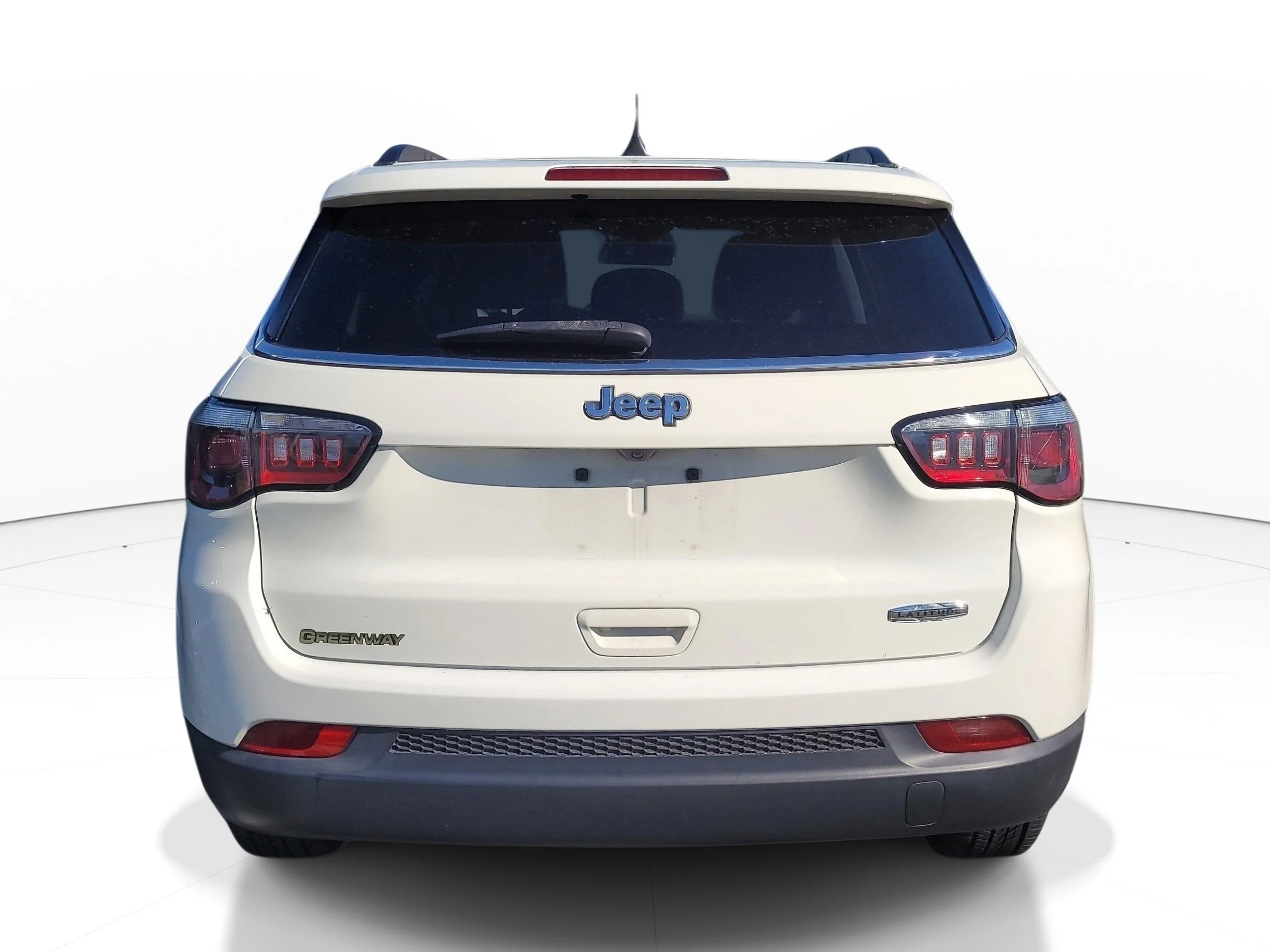 Used 2018 White Clearcoat Jeep Latitude image 5