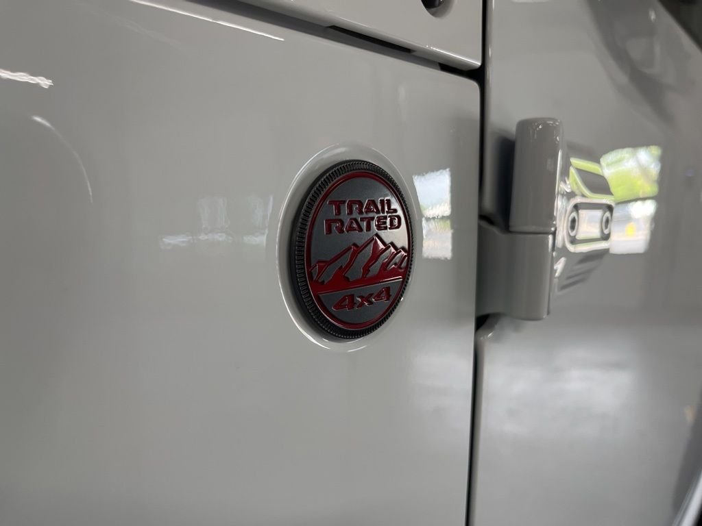 New 2026 Bright White Clear-Coat Exterior Paint Jeep Rubicon X image 16