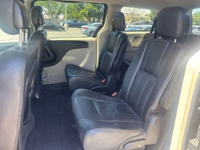 Used 2016 Granite Crystal Metallic Clearcoat Chrysler Touring image 7