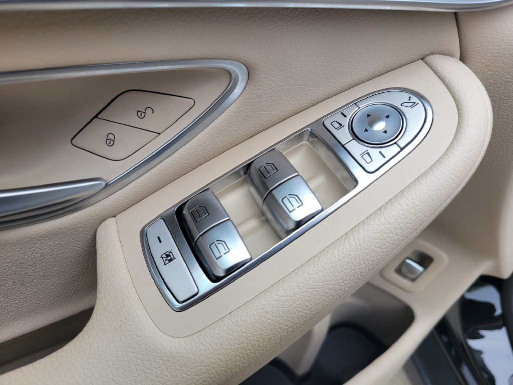 Used 2022 Black Mercedes-Benz GLC 300 image 19