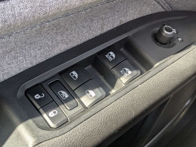 Used 2024  Jeep Latitude image 25