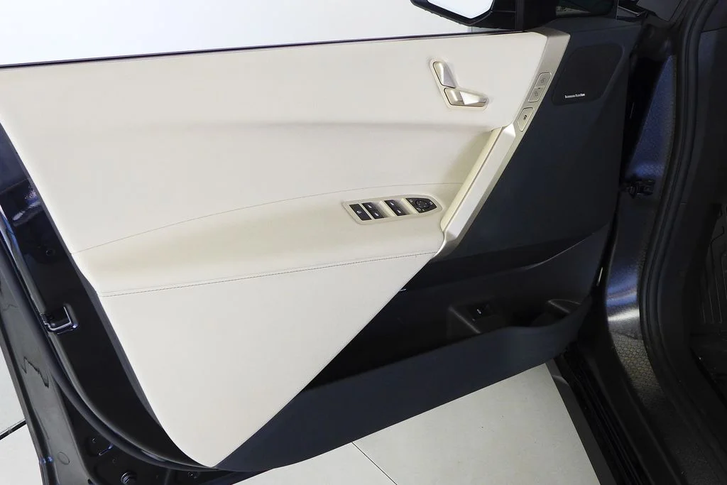 Used 2024 Black BMW xDrive50 image 10