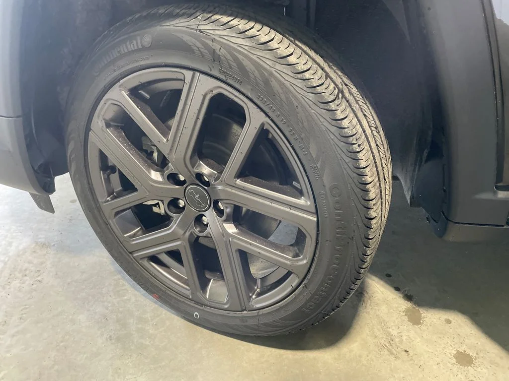 New 2026 Diamond Black Crystal Pearl-Coat Exterior Paint Jeep Latitude Altitude image 28