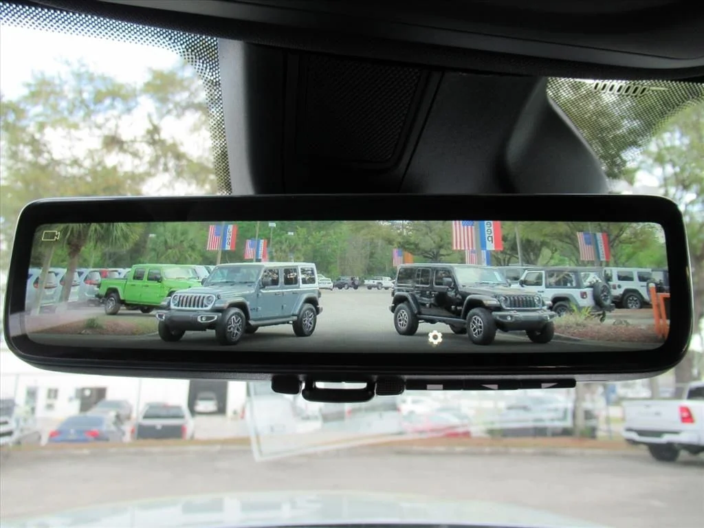 New 2026 Silver Zynith Exterior Paint Jeep Limited image 28