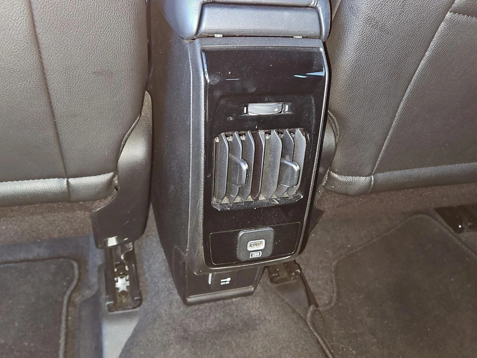 Used 2024 Silver Zynith Metallic Clearcoat Jeep Latitude image 16
