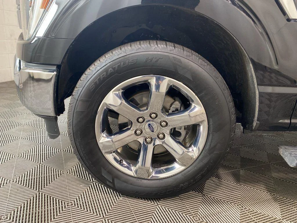 Used 2021 Black Metallic Ford LARIAT image 17
