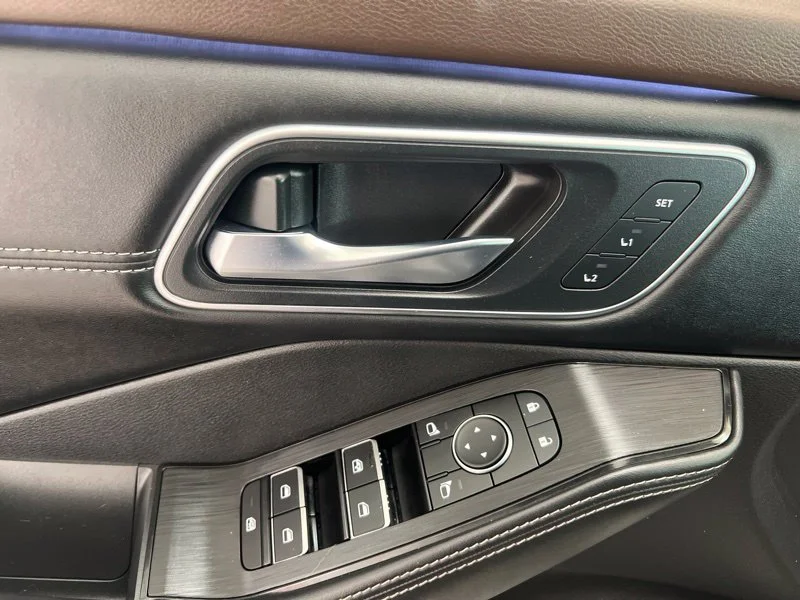 Used 2023 Gray Nissan Platinum image 17