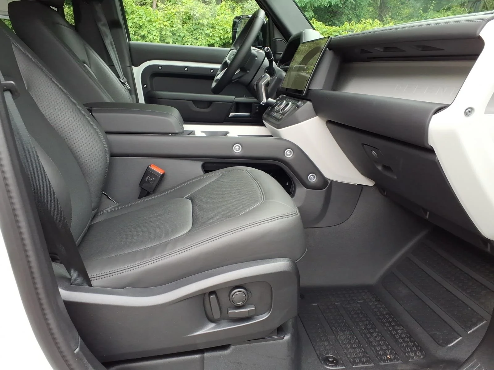New 2026 Fuji White Land Rover 110 X-Dynamic SE image 3