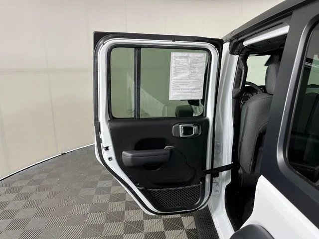 Used 2026 White/off-white Jeep Sport S image 38