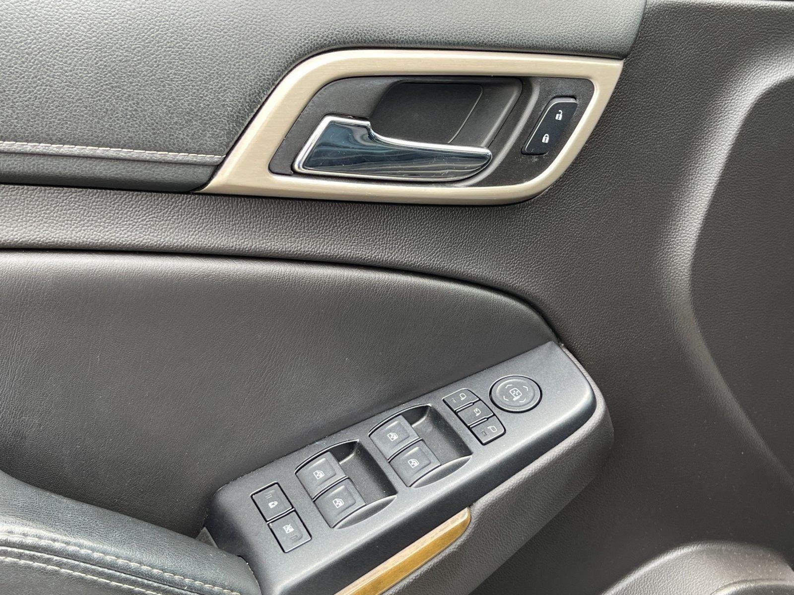 Used 2017 White Frost Tricoat GMC Denali image 14