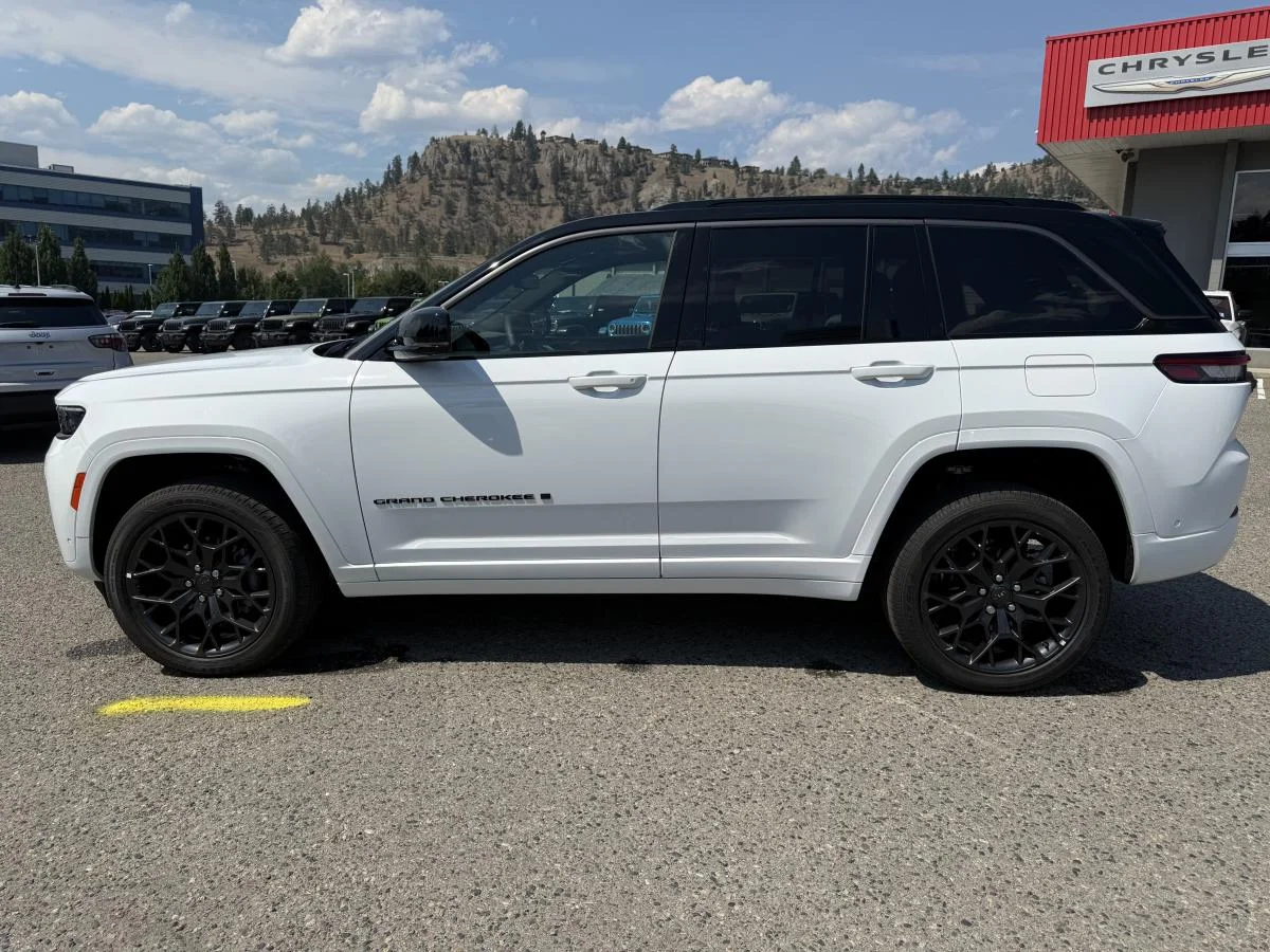 New 2026 White Jeep Summit image 3