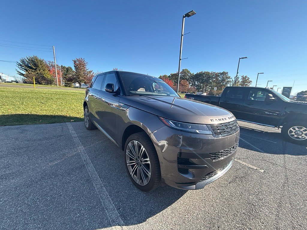 Certified Used 2025  Land Rover Dynamic SE image 6