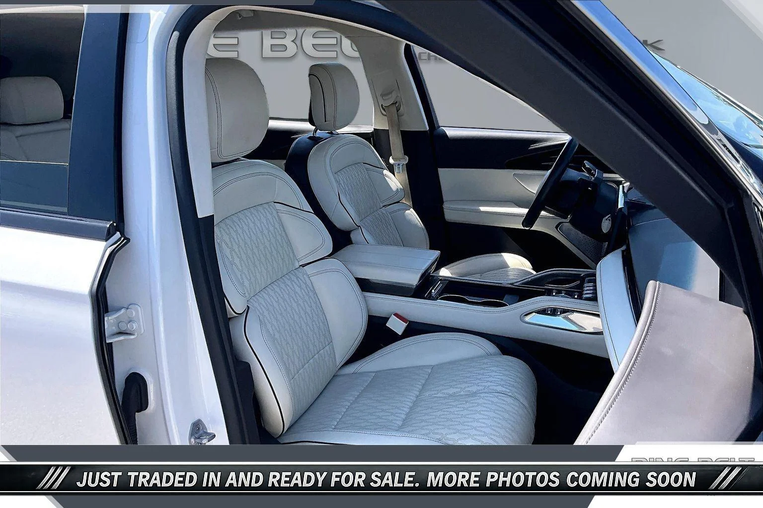 Used 2024 White Platinum Metallic Tri-Coat Lincoln Black Label image 6