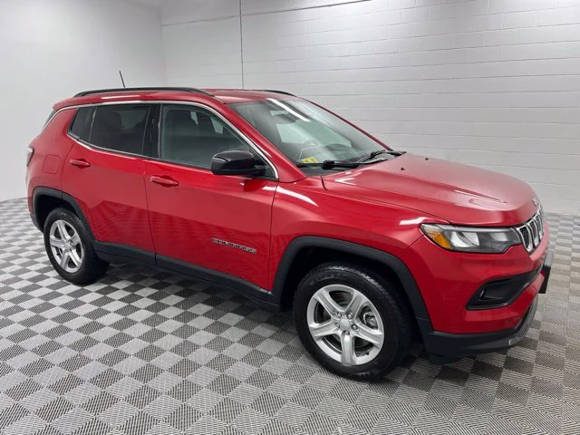 Used 2024  Jeep Latitude image 4