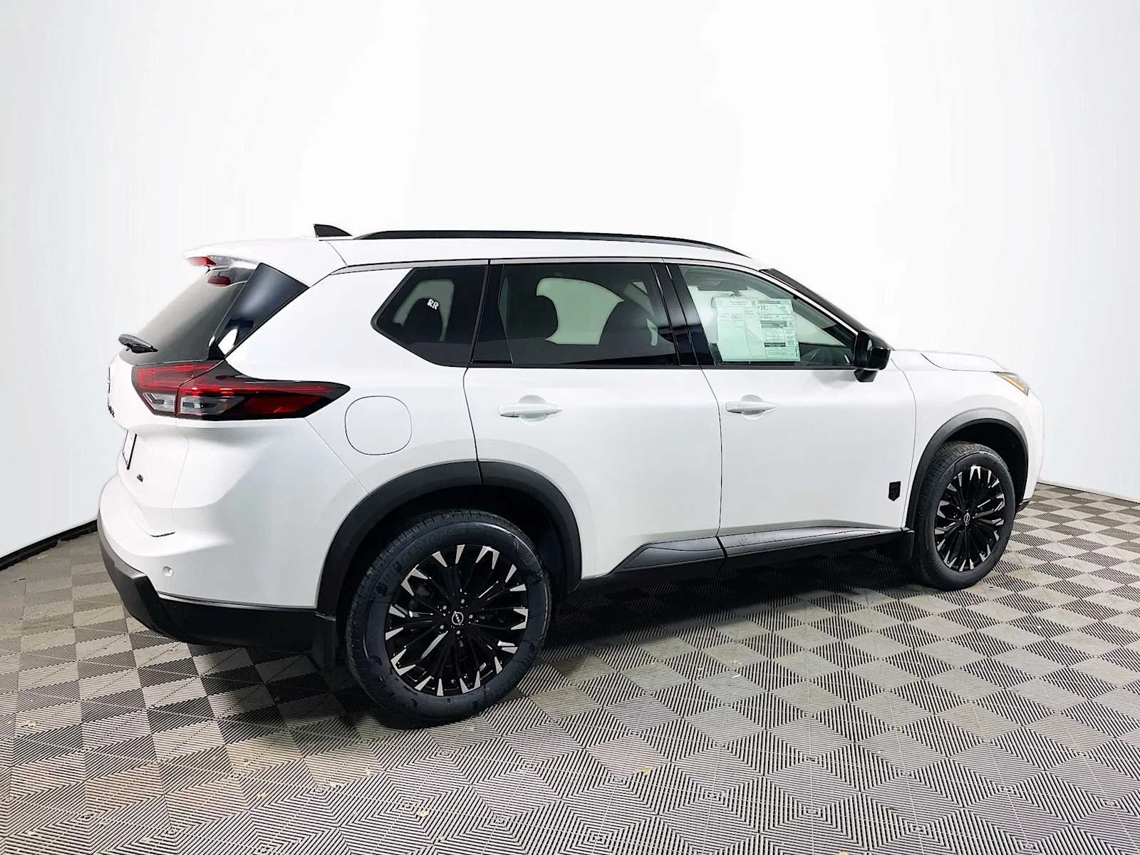 New 2026 Everest White Pearl Tricoat Nissan Dark Armor image 2