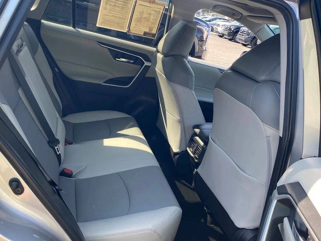 Used 2020 Silver Toyota XLE Premium image 17