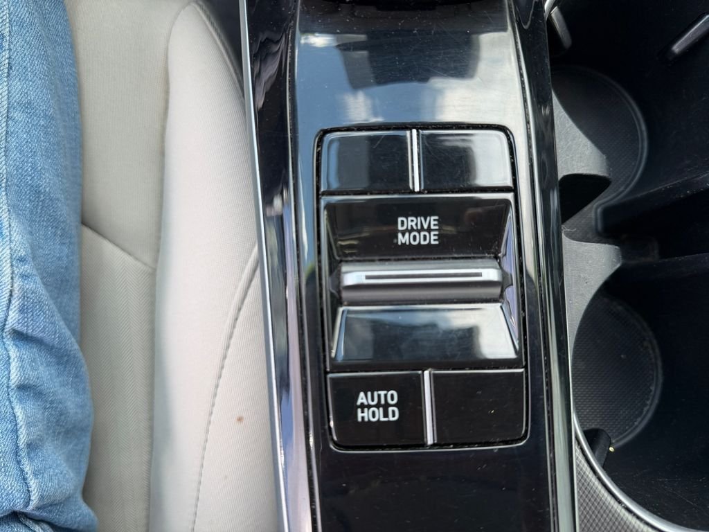 Used 2023 Black Hyundai SE image 30