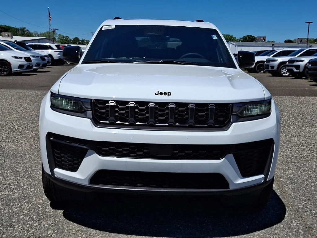 New 2026 Bright White Clear-Coat Exterior Paint Jeep Laredo Altitude image 2