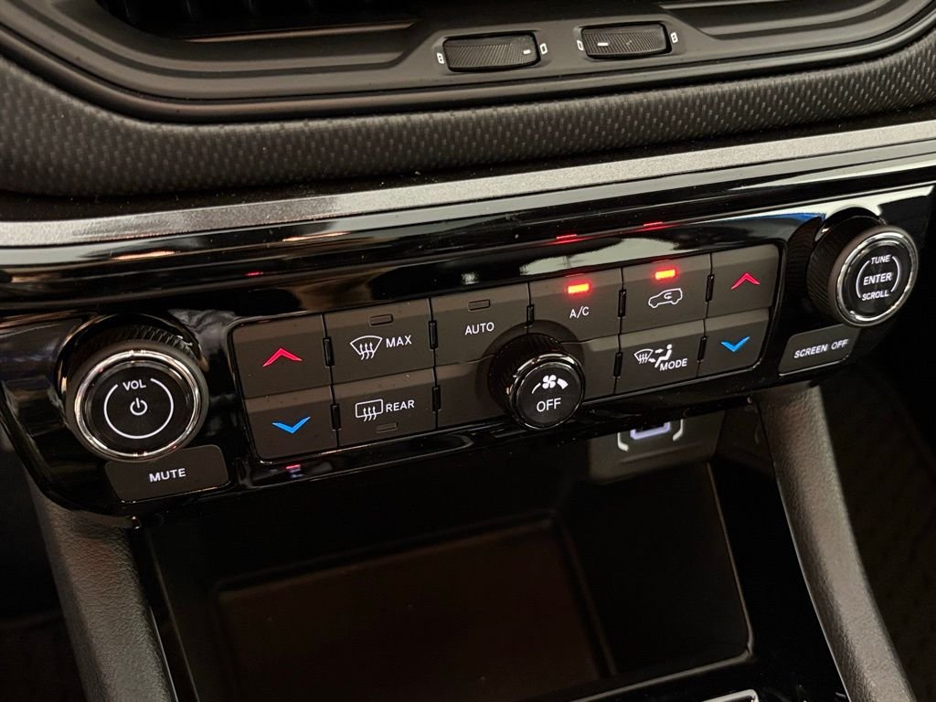 New 2026 Hydro Blue Pearl-Coat Exterior Paint Jeep Latitude image 29
