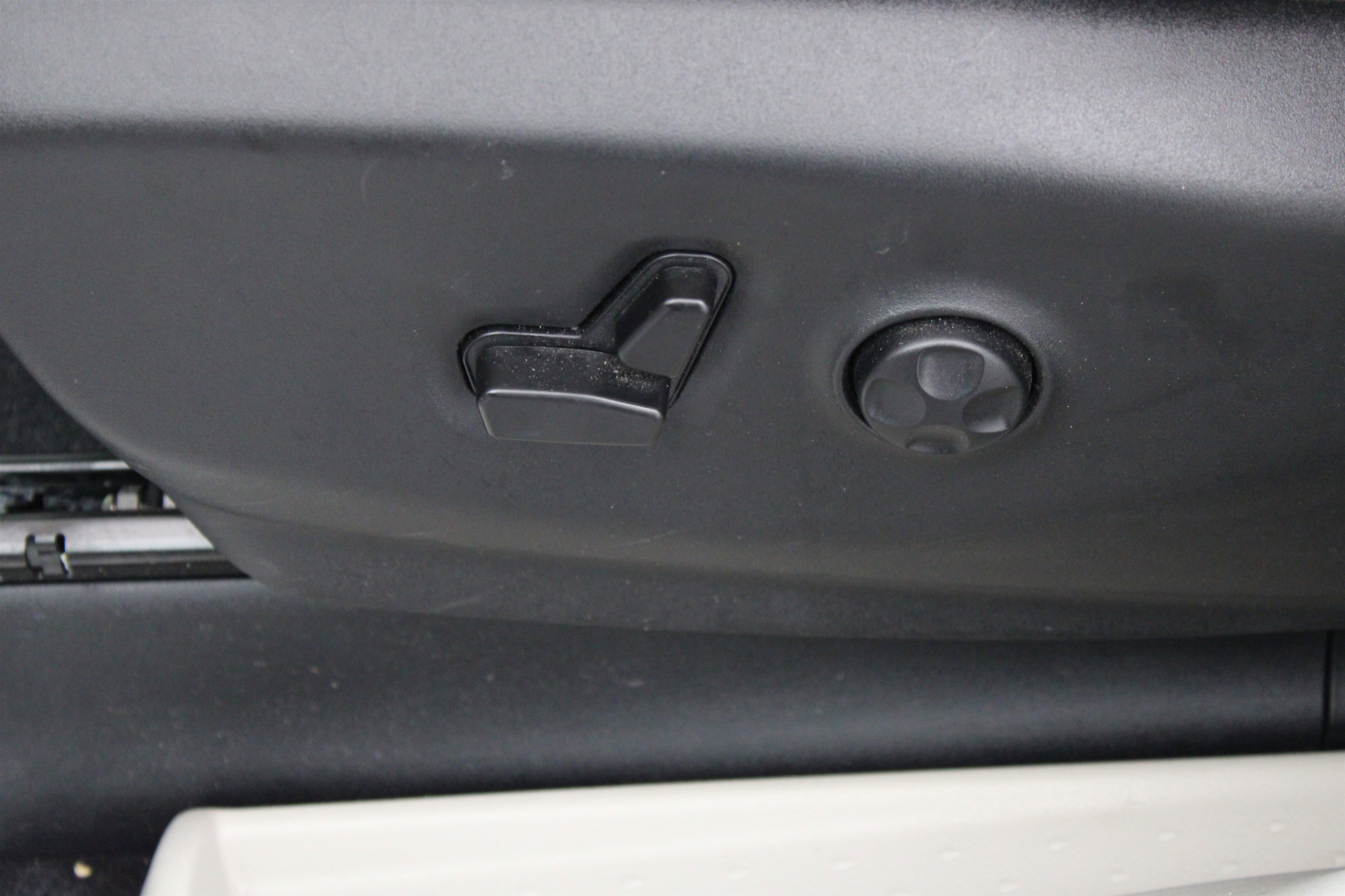 Used 2024 Bright White Clearcoat Chrysler LX image 7