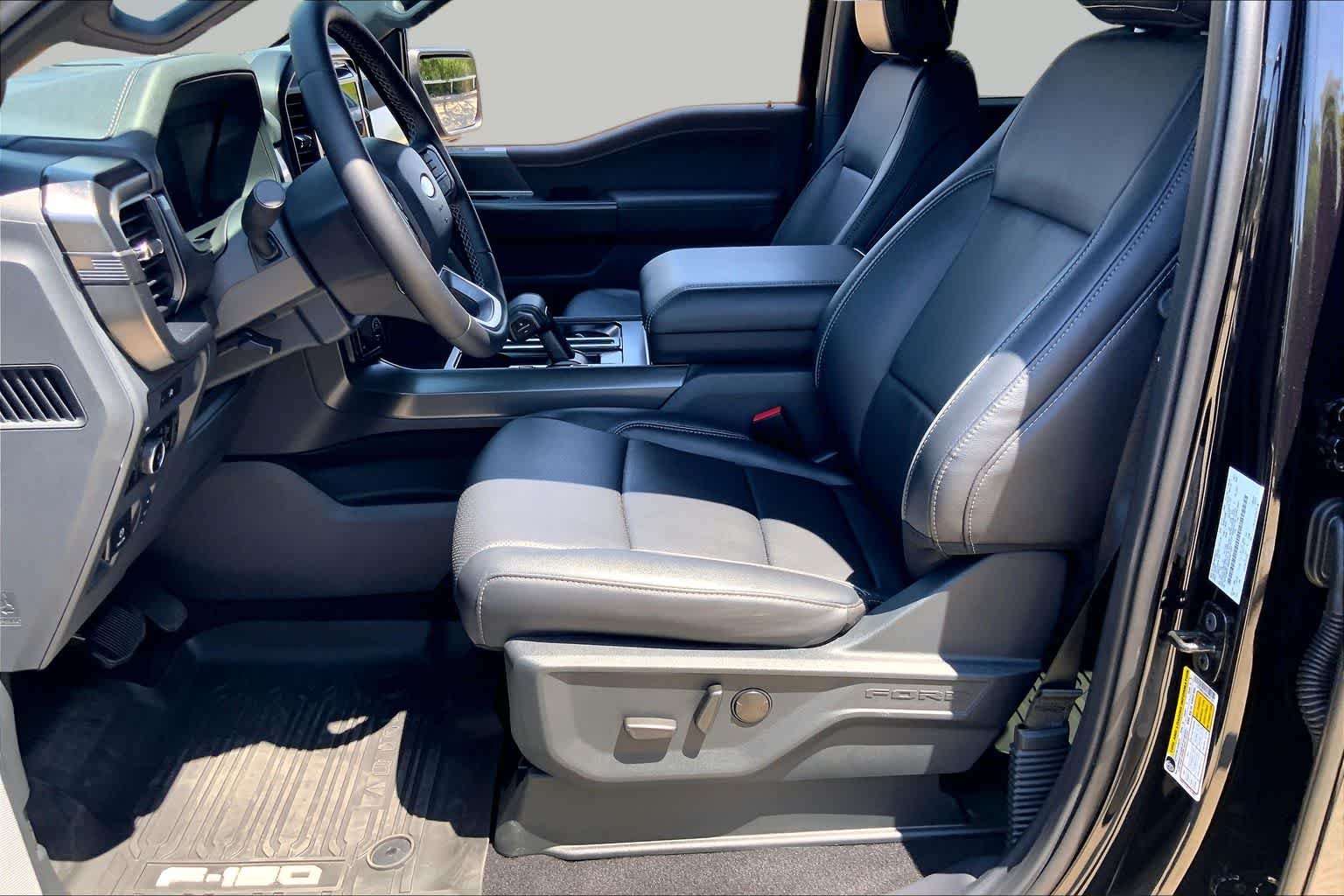 Used 2025 Agate Black Metallic Ford LARIAT image 14