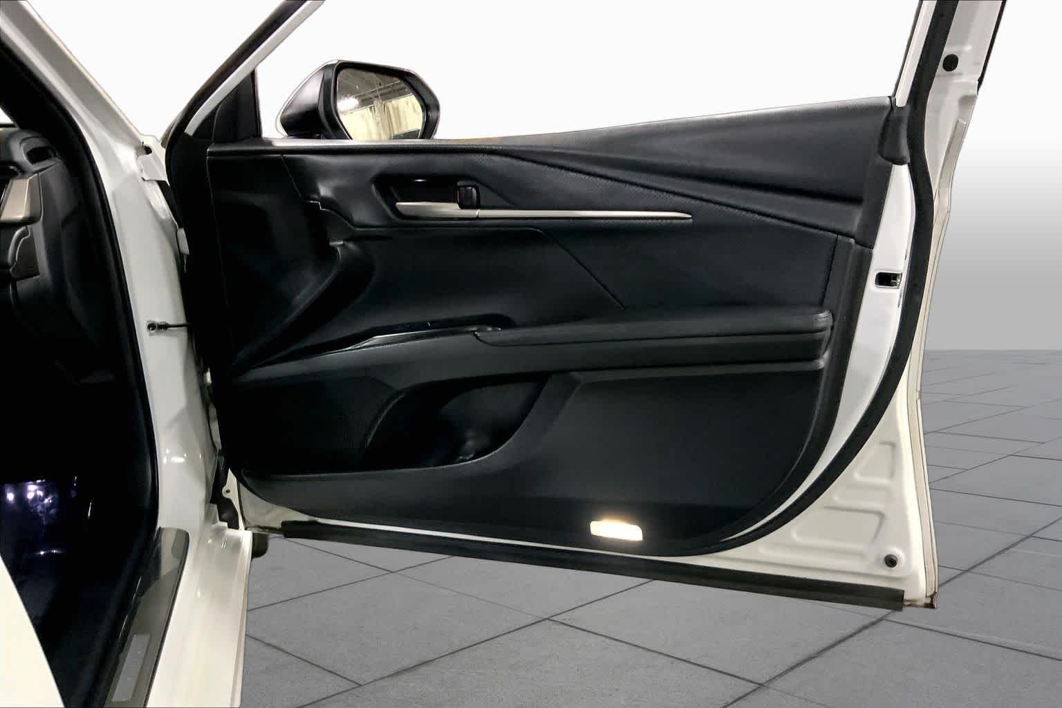 Used 2025 Wind Chill Pearl Toyota XSE image 23