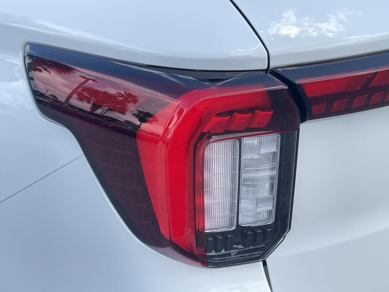 New 2026 Star White Metallic Tri-Coat Ford ST-Line image 7